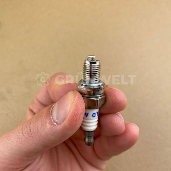 Spark plug for outboard motor  Zündkerze / Spark plug Photo